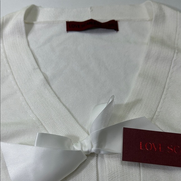 Elegant Women's V-Neck Sweater in Cream - Picture 3 of 16